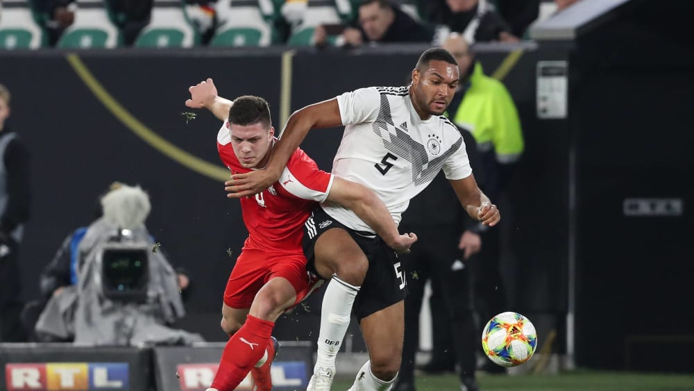 Wie schon im Duell der A-Nationalmannschaften erwarten dieses beiden intensive Duelle: Luka Jovic und Jonathan Tah (r.).