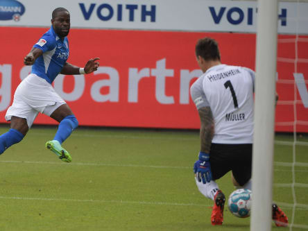 Rostocks Ridge Munsy (li.) trifft zum 1:1 gegen Heidenheim.