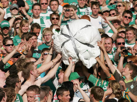 Die Bremer Fans feiern die Papierkugel.