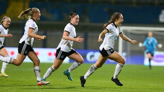 Mara Alber (re.) und Alara Sehitler (Mi.) trafen für die U 19 des DFB gegen Irland.