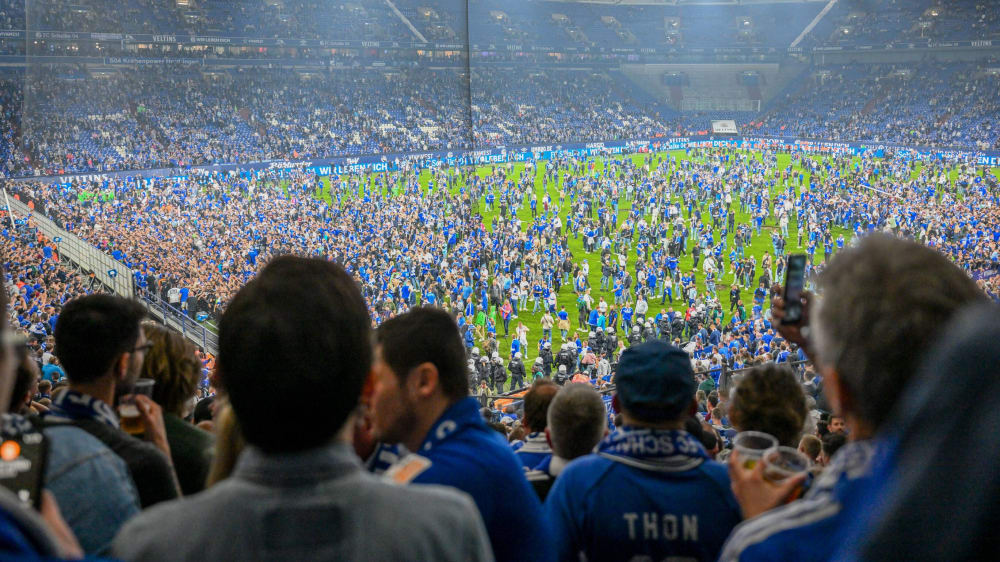 Nach dem Sieg über St. Pauli stürmten Schalker Fans den Rasen.