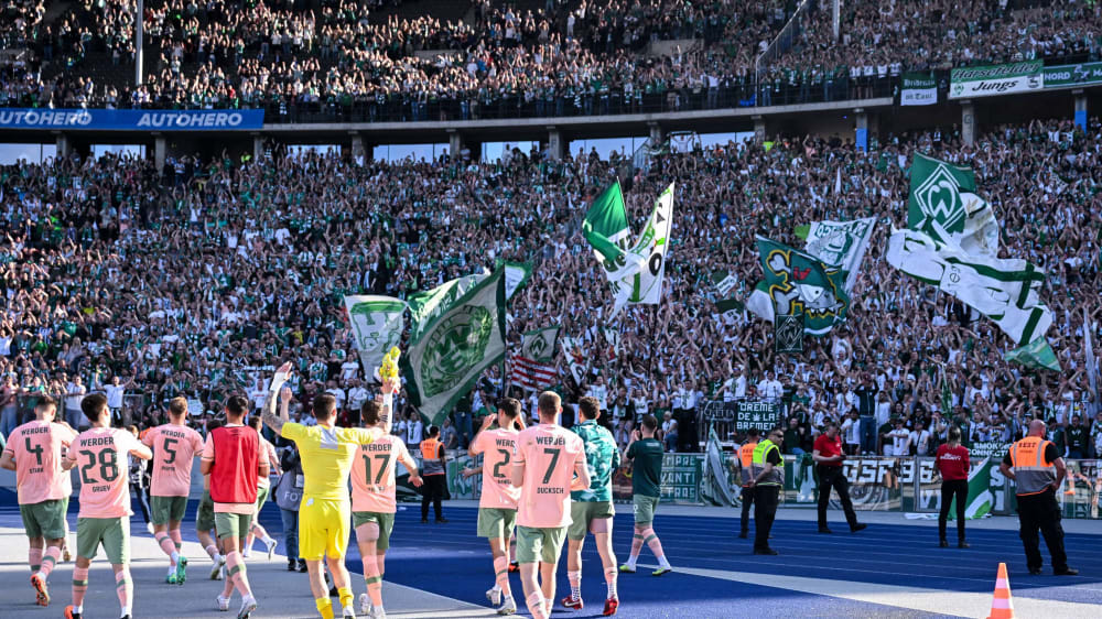 Voll besetzte Westkurve: Werder-Fans im Olympiastadion.