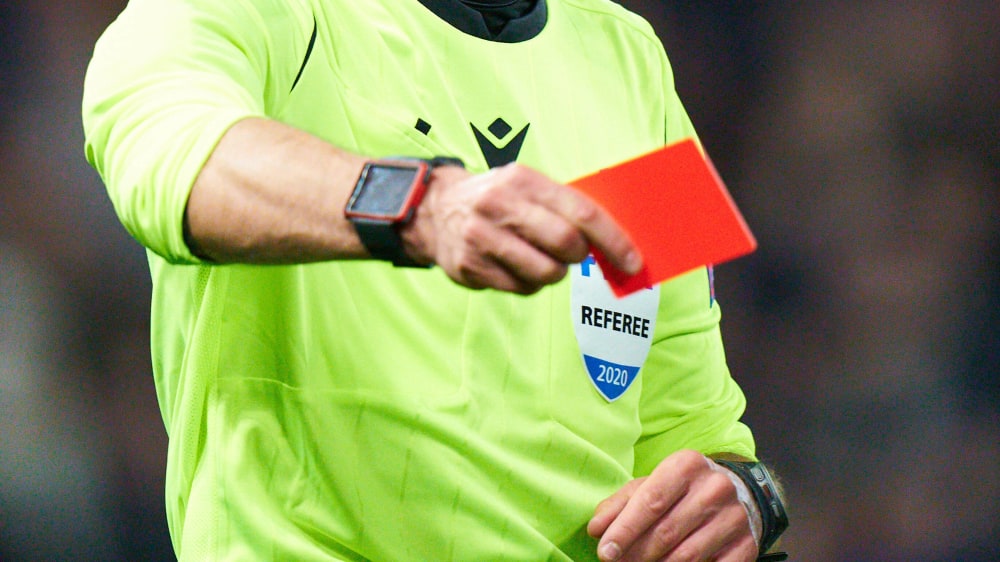 Rote Karte gegen Gewalt: Der Hamburger Fußball-Verband setzt künftig auf härtere Strafen für Beteiligte und Vereine.