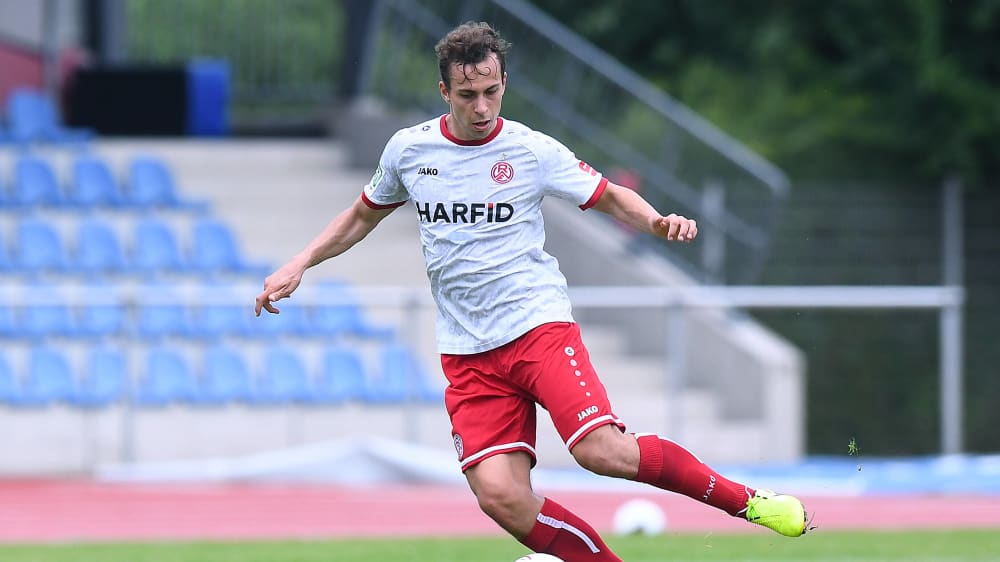 Maximilian Pronichev für Rot-Weiss Essen am Ball.