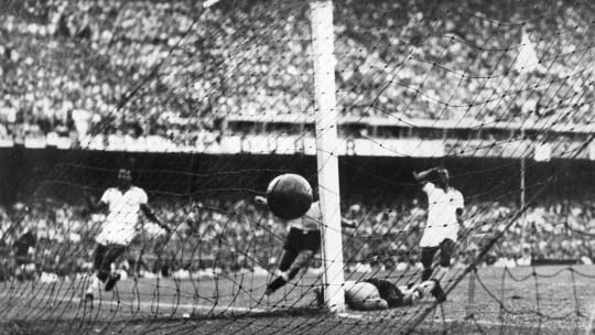 Das Tor, das das Maracana verstummen ließ: Alcides Ghiggia erzielt den Siegtreffer für Uruguay.