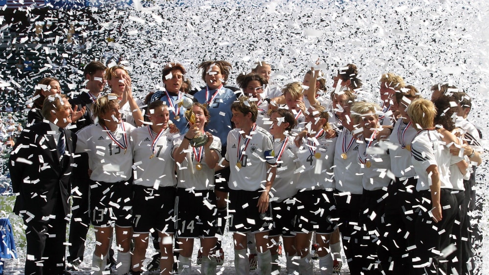 Weltmeisterinnen: Maren Meinert hält den Pokal, alle DFB-Spielerinnen sind glückstrunken.