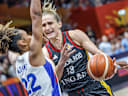 Basketball, Frauen: WM, Frankreich - Deutschland, K.o.-Runde, Halbfinale. Marieme Badiane (l, Frankreich) kämpft gegen Leonie Fiebich (r, Deutschland) um den Ball.