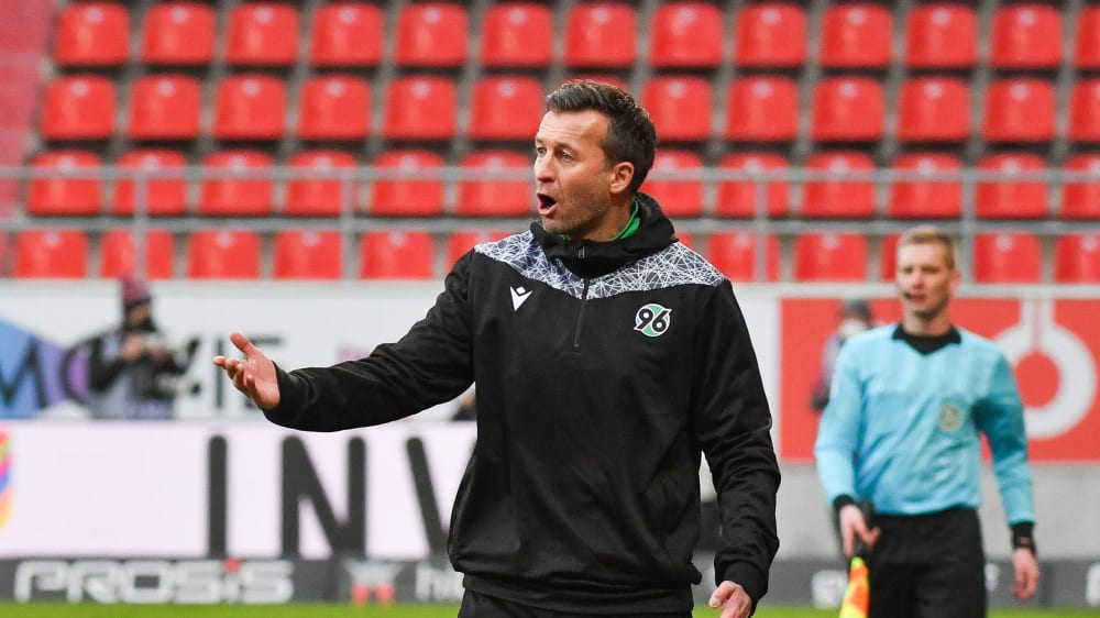 Bleibt weiterhin Trainer der Niedersachsen: Christoph Dabrowski. 