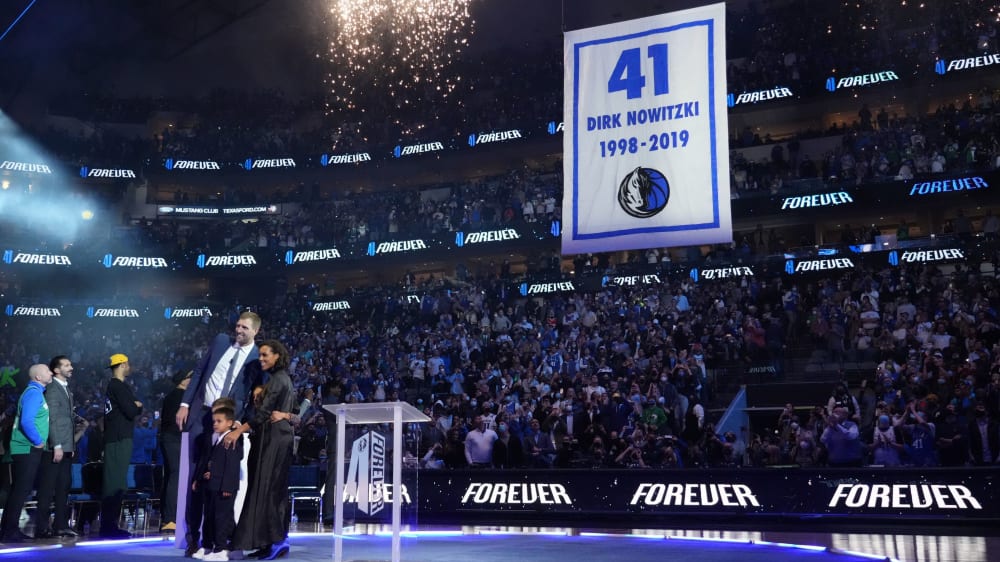 Feuerwerk und Banner unterm Hallendach: Dirk Nowitzki ist eine große Ehre zuteil geworden.
