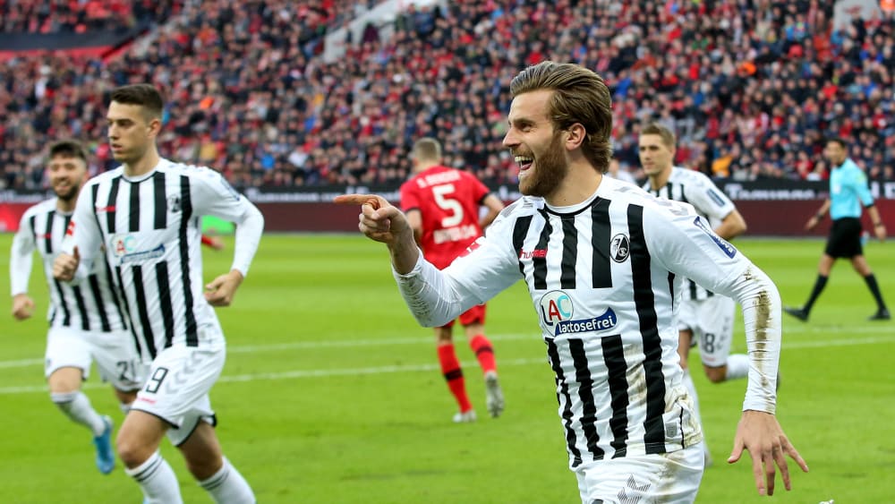 SC Freiburgs Lucas Höler (re.) bejubelt seinen Treffer zum zwischenzeitlichen 1:0 gegen Bayer 04 Leverkusen.