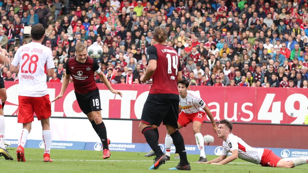 Die 1:0-Führung für den Club: Kapitän Hanno Behrens köpft ein.