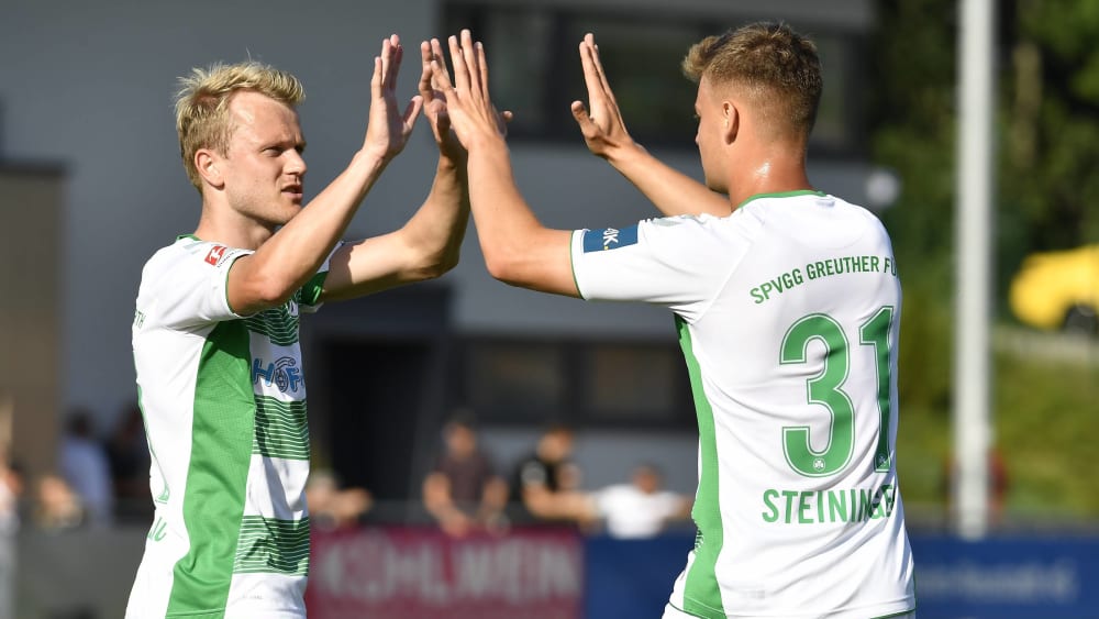 Zwei Spieler in der Gerüchteküche: Fürths Nik Omladic (l.) klatscht mit Daniel Steininger ab.