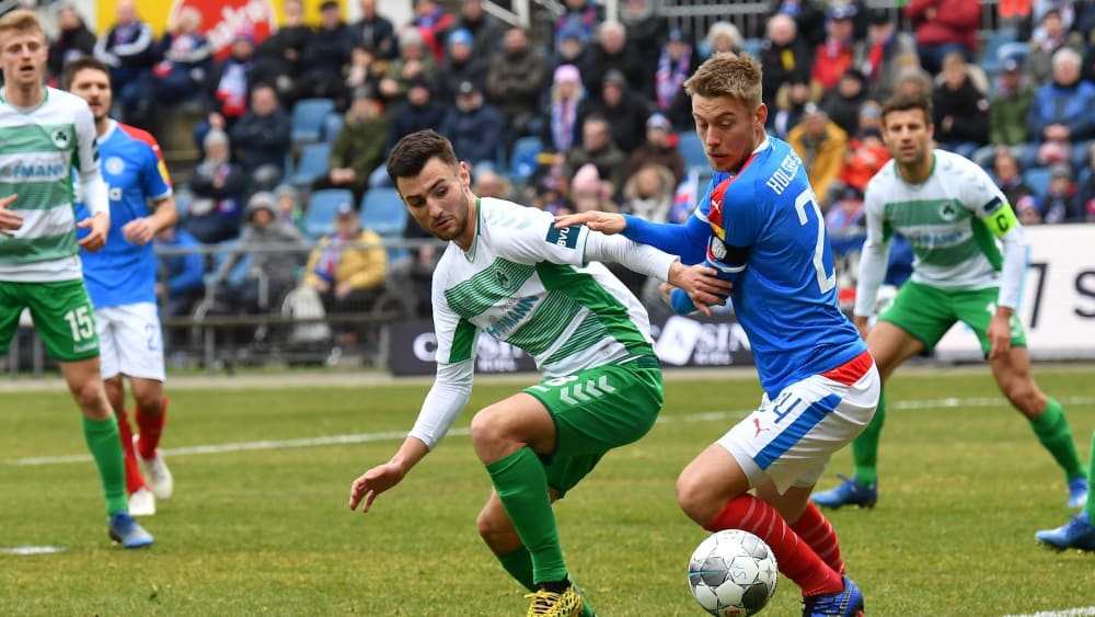Der Fürther Maximilian Bauer kämpft mit dem Kieler Hauke Wahl (rechts) um den Ball