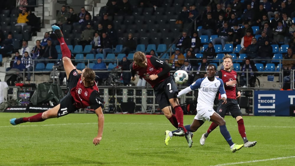Felix Lohkemper (#7) trifft per Kopf ins Bochumer Tor - doch der Treffer zählt nicht.