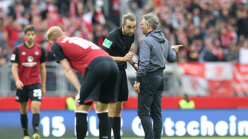 Damir Canadi und Referee Patrick Alt