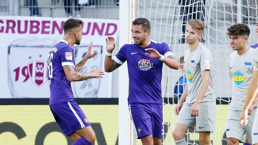 Pascal Testroet (2. v. li.) erzielte das 1:0 für Erzgebirge Aue.
