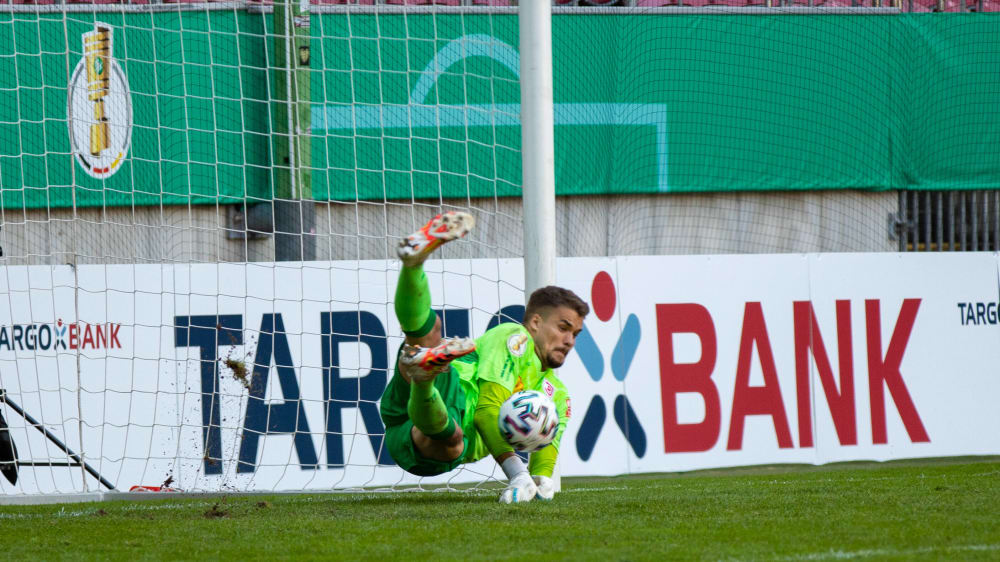 Mit Ach und Krach: Jahn-Keeper Alexander Meyer pariert den entscheidenden Elfmeter.