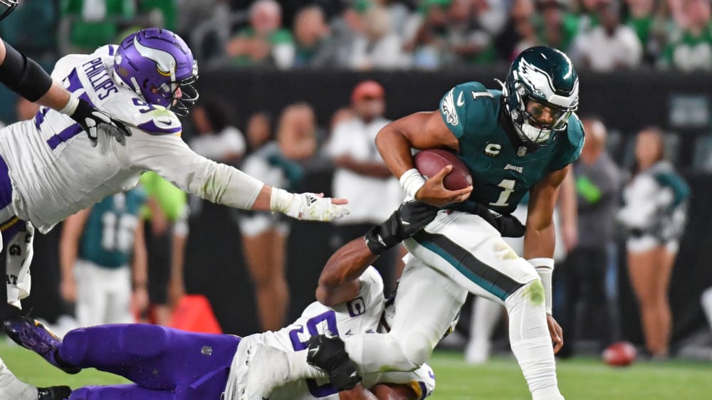 Gut zu tun bis zum Schluss: Eagles-Quarterback Jalen Hurts (re.) wird von Vikings-Linebacker Danielle Hunter angegriffen.