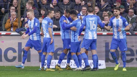 Die Spieler des SV Meppen formieren sich zur Jubeltraube nach Tankulics Treffer zum 1:0.
