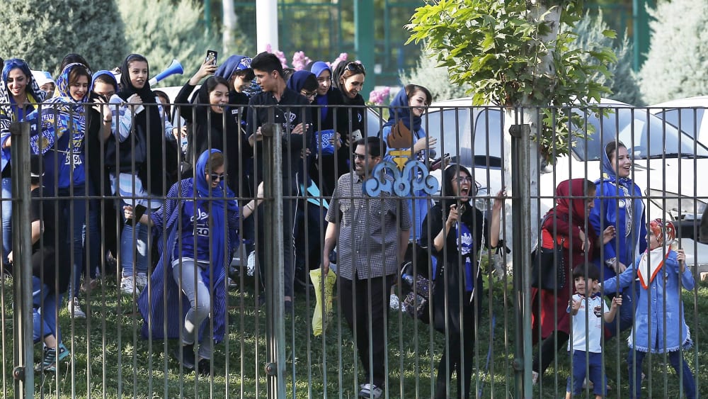 Im Iran nur Zaungäste: Weibliche Fans von Esteghlal.