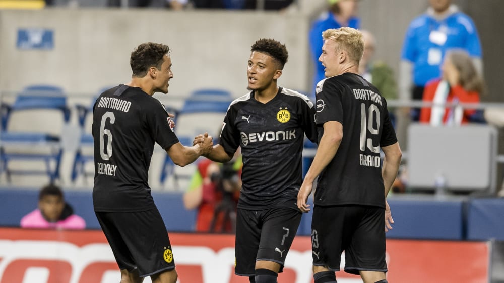 Gut gemacht: Thomas Delaney und Julian Brandt gratulieren Jadon Sancho.