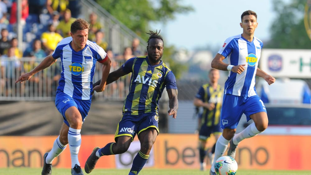 Auch in der intensiven Schlussphase hatte die Hertha (links Niklas Stark) Fenerbahce weitgehend im Griff.