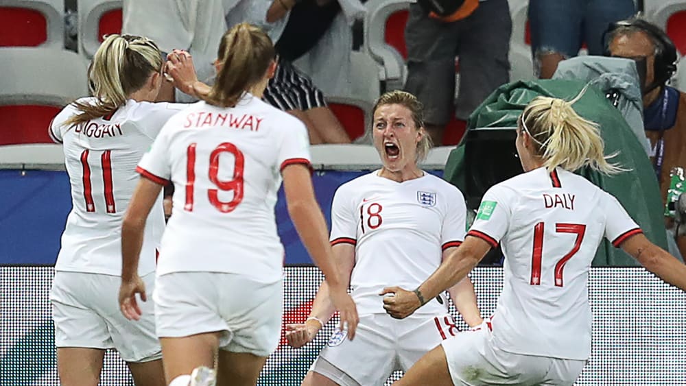 Ellen White (Nr. 18) brachte England in Führung.