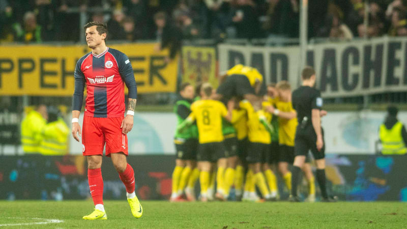 16.3.2025, Fußball, GER, Herren, 3. Liga, DFL, 29. Spieltag, Alemannia Aachen - FC Hansa Rostock Antonio Jonjic (FC Hansa Rostock, li.) ist enttäuscht. Hinten feiern die Spieler von ALEMANNIA AACHEN. Aachen Tivoli-Stadion Nordrhein-Westfalen Deutschland *** 16 3 2025, Football, GER, Men, 3 League, DFL, Matchday 29, Alemannia Aachen FC Hansa Rostock Antonio Jonjic FC Hansa Rostock, li is disappointed At the back, the players of ALEMANNIA AACHEN Aachen celebrate at the Tivoli Stadium in North Rhine-Westphalia Germany