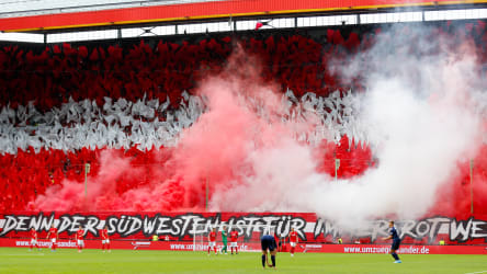 Lauterer Änhänger zünden bengalische Feuer.