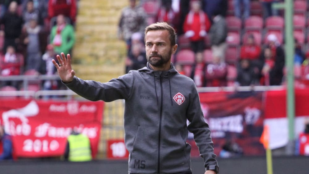 Bremst trotz jüngster Auswärtserfolg: Würzburg-Coach Michael Schiele.