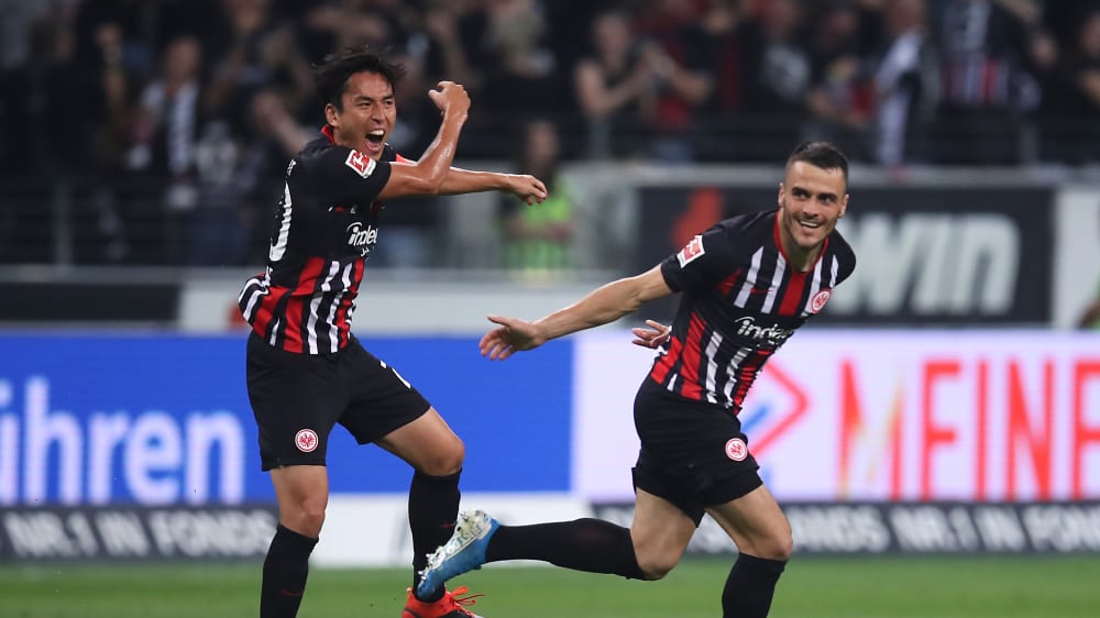 Jubelschrei und Grinsen: Makoto Hasebe (li.) und Filip Kostic feiern den Freistoßtreffer des Serben.