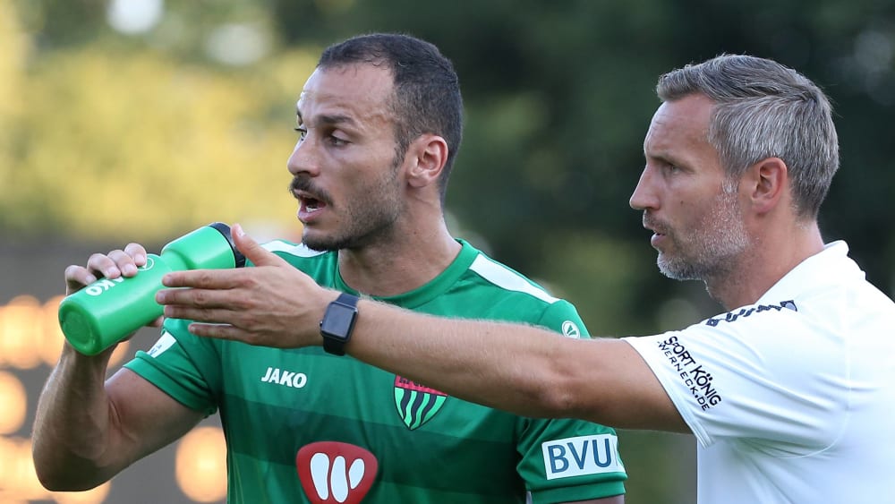 Reden viel miteinander: Schnüdel-Torjäger Adam Jabiri (links) und sein Trainer Timo Wenzel.