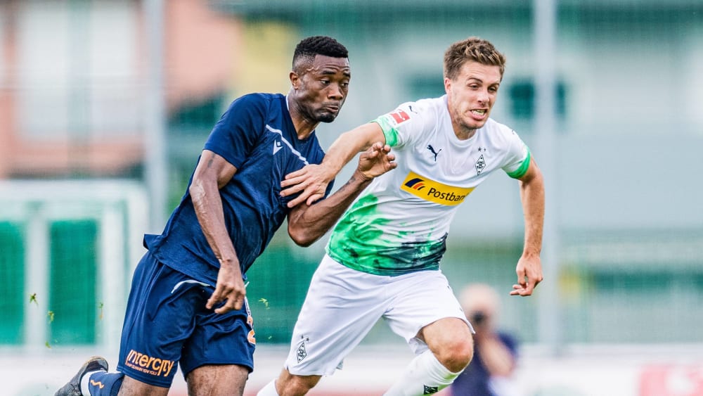 Einen Schritt voraus: Gladbachs Herrmann hängt Chedjou (l.) ab.