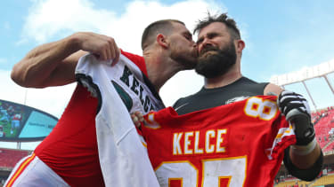 NFL, American Football Herren, USA Philadelphia Eagles at Kansas City Chiefs, Sep 17, 2017; Kansas City, MO, USA; Kansas City Chiefs tight end Travis Kelce (87) kisses Philadelphia Eagles center Jason Kelce (62) after the game at Arrowhead Stadium. Mandatory Credit: Jay Biggerstaff-USA TODAY Sports, 17.09.2017 15:12:44, 10288855, NPStrans, NFL, Jason Kelce, Philadelphia Eagles, Kansas City Chiefs, Arrowhead Stadium, Travis Kelce PUBLICATIONxINxGERxSUIxAUTxONLY Copyright: xJayxBiggerstaffx 10288855