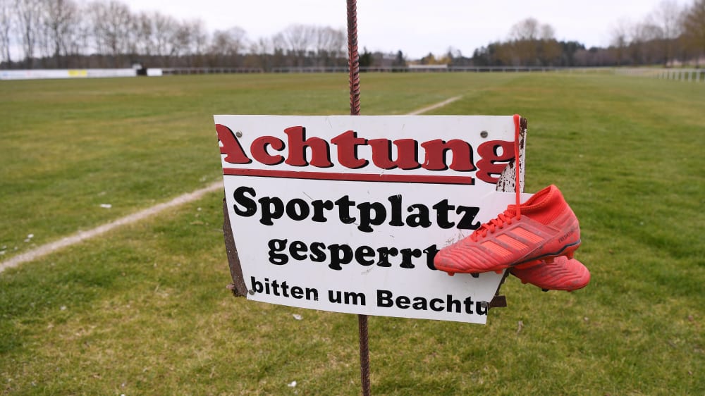 Gewohntes Bild: Es wird noch dauern, bis sich die bayerischen Amateurfu&#223;baller wieder die Schuhe vor Punktspielen schn&#252;ren d&#252;rfen.