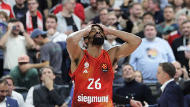 Fassungslos . . . Bayerns 26 Spencer DINWIDDIE nach Spielende. Basketball: Bayern - Barcelona. Euroleague, FC Bayern Basketball - FC Barcelona, Barca Runde 10, Saison 2025-2026, am 12.11.2025 in Muenchen, S A P G A R D E N, Deutschland. Quelle Copyright Credit : Oryk HAIST *** Stunned Bayerns 26 Spencer DINWIDDIE after the end of the game Basketball Bayern Barcelona Euroleague, FC Bayern Basketball FC Barcelona, Round 10, Season 2025 2026, on 12 11 2025 in Munich, S A P G A R D E N, Germany Source Copyright Credit Oryk HAIST xBASKETBALL-BAYERN-BARCELONAx