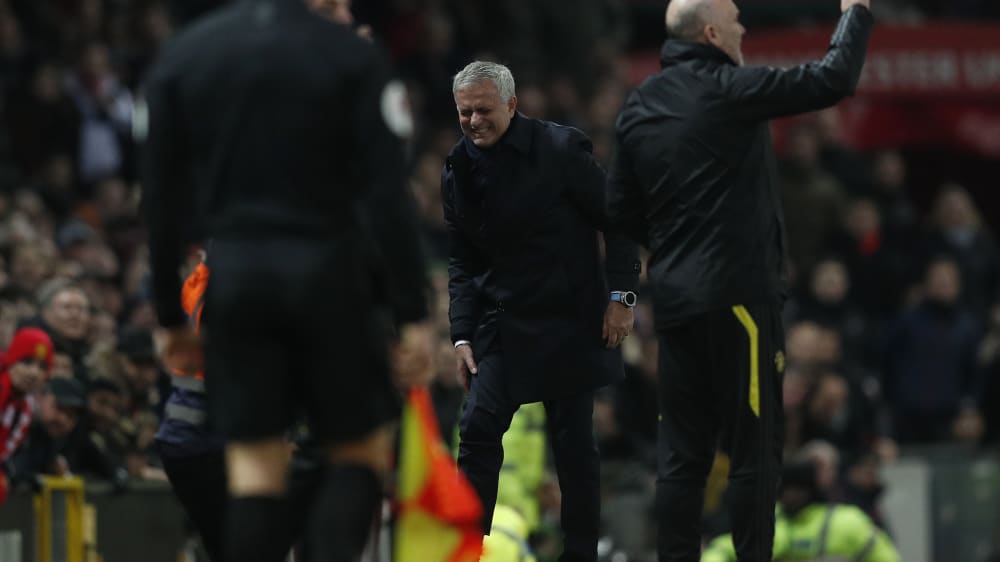 Schmerzverzerrtes Gesicht: José Mourinho kassierte nicht nur seine erste Niederlage als Spurs-Coach, sondern verletzte sich auch noch am Knie.