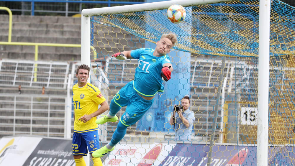Lokomotive Leipzig-Keeper Lukas Wenzel (in blau) bei einer Parade.