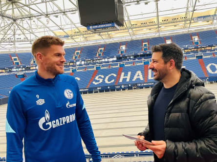 Simon Terodde und kicker-Redakteur Toni Lieto.