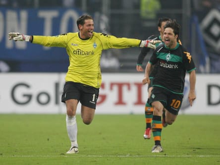 Matchwinner Tim Wiese und Zauberfuß Diego setzen zum Sprint zur Bremer Fankurve an.