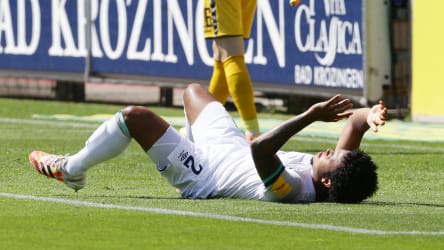 Der Schalker McKennie liegt fassungslos am Boden