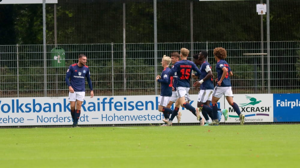 Gratulanten im Anmarsch: Die HSV-Spieler feiern das frühe 1:0 von Valon Zumberi.