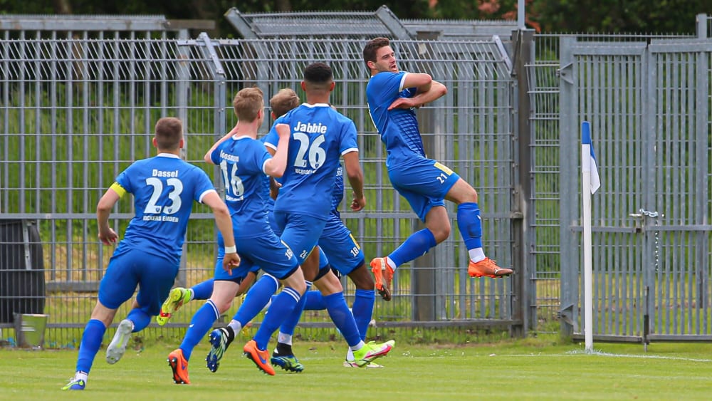 Tido Steffens bejubelt sein 1:1 per Fallrückzieher. Am Ende ging Emden als Sieger aus der Partie gegen den Bremer SV.