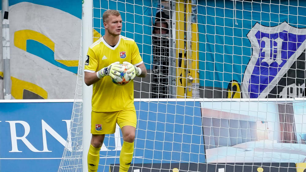 SpVgg Unterhaching-Keeper Nico Mantl hält den Ball fest in seinen Händen.