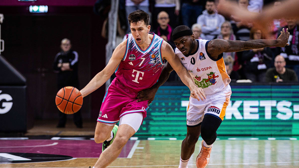 Vierter-Sieg-in-Serie-Rostock-schiebt-sich-an-die-Playoffpl-tze-heran