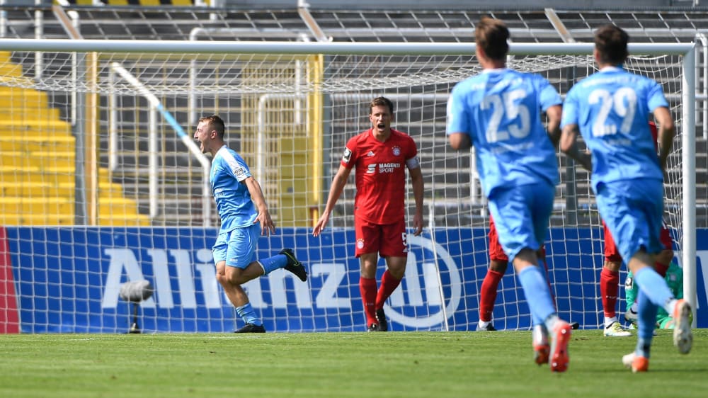 Der Chemnitzer Daniel Bohl (li.) bejubelt das 1:0. 