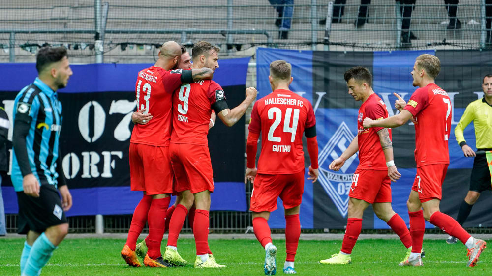 Der Hallesche FC bejubelt das 2:0 durch Pascal Sohm (M.).