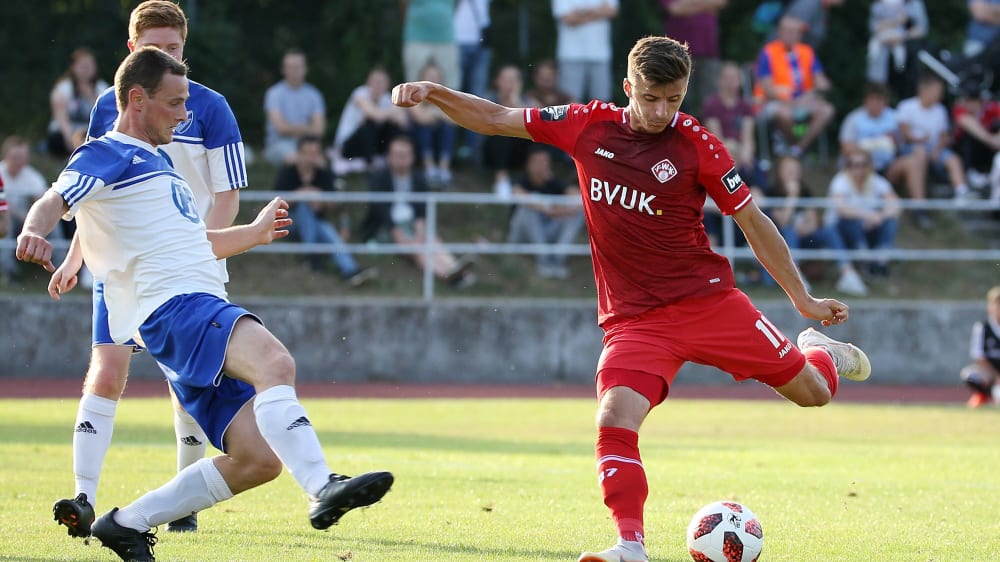 Hier noch f&#252;r die W&#252;rzburger Kickers am Ball: Enis Bytyqi.