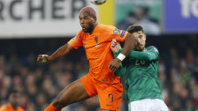 Lange Zeit auffälligster Mann auf dem Platz - nicht nur wegen der Frisur: Der Niederländer Ryan Babel (l.).