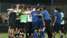 Nach dem Schlusspfiff nicht mehr zu halten: Spezia Calcio feiert den ersten Serie-A-Aufstieg in der 114-jährigen Klubgeschichte - und ist der 68. Serie-A-Klub überhaupt.